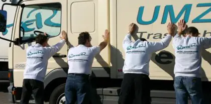 Das Ritter-Team vor einem Umzugs-Lkw