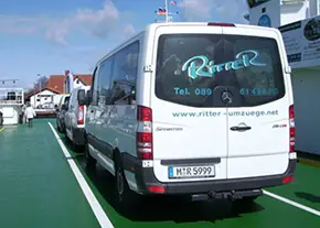 Ritter Transporter auf einer Fähre